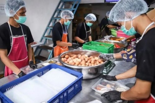 Petugas menyiapkan paket makanan Program Makan Bergizi Gratis (MBG) di dapur Satuan Pelayanan Pemenuhan Gizi (SPPG) Sidokumpul, Lamongan, Jawa Timur. Penataan dapur MBG yang tengah dilakukan Badan Gizi Nasional disebut tidak akan mengurangi penyerapan tenaga kerja lokal di daerah. 