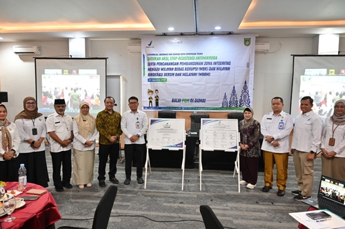 Foto bersama jajaran Balai POM di Dumai, pemerintah daerah, dan mitra lintas sektor usai pencanangan Zona Integritas sebagai simbol komitmen bersama membangun birokrasi bersih dan pelayanan publik berkualitas. (Foto: Bambang)