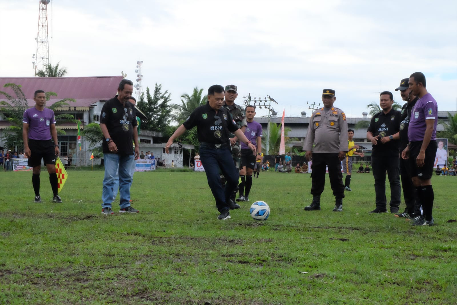 Pembukaan turnamen sepakbola Piala Ery Gading U-20 ditandai tendangan perdana oleh
Wakil Bupati Kepulauan Meranti.