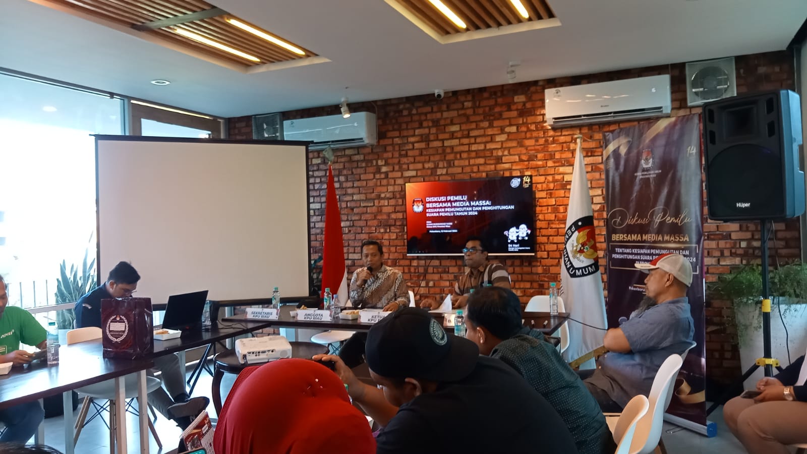 Ketua KPU Riau Ilham Muhammad Yasir didampingi anggota KPU Riau Nugroho Noto Susanto menjelaskan rincian rencana distribusi logistik pada media massa, Minggu (11/2/2024) (foto:rinai/halloriau)