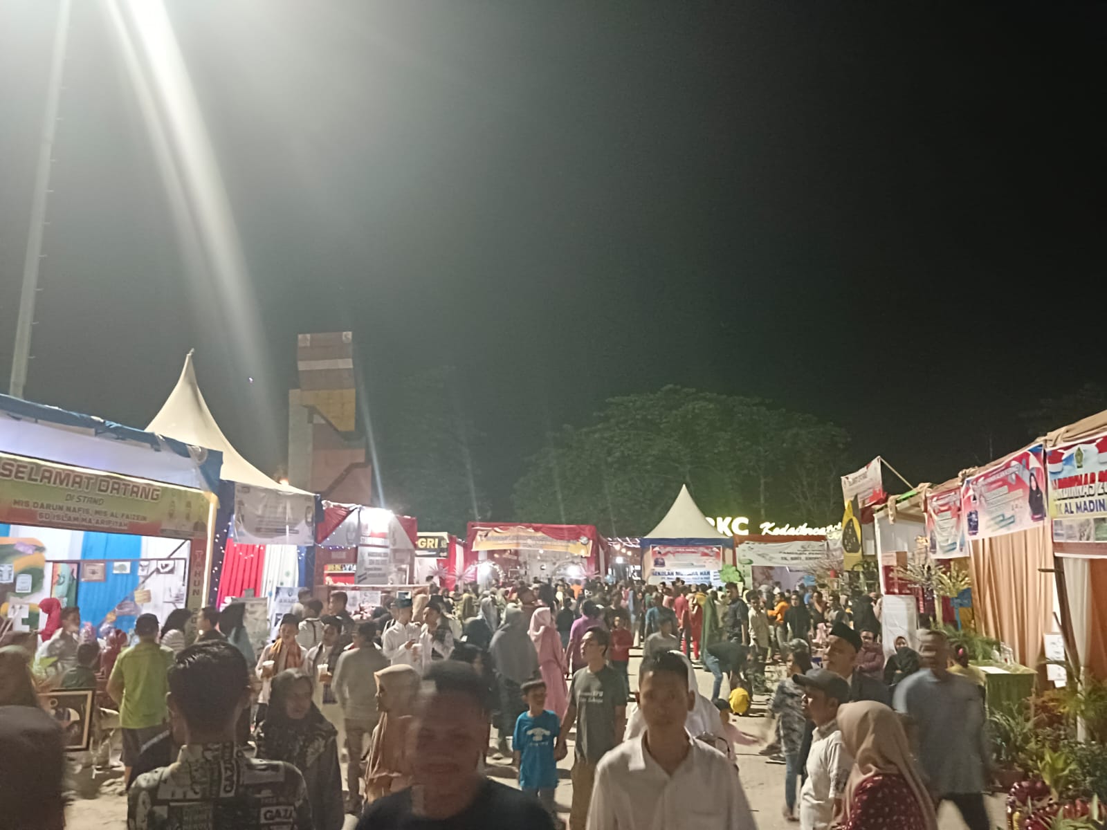 Ribuan pelajar dan wali murid mendatangi stand pameran Hardiknas di Pelalawan (foto/Andi)