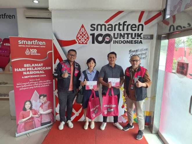 Merayakan momen Hari Pelanggan Nasional 2024 sekaligus HUT ke-17 Smartfren, Smartfren Noth Sumatera memberikan hadiah kepada sejumlah pelanggan setia, Rabu (4/9/2024).