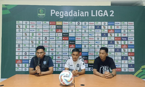 Pelatih Kepala PSPS Riau, Ridwan Saragih (kaos putih) saat jumpa pers jelang laga kandang putaran kedua Liga 2 Indonesia menjamu Persiraja Banda Aceh.(foto: rahmat/halloriau.com)