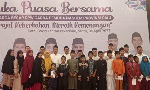 Ketua DPW Garda Pemuda NasDem Provinsi Riau, Munawar Syahputra bersama sejumlah anak yatim dalam kegiatan buka bersama.(foto: mimi/halloriau.com)