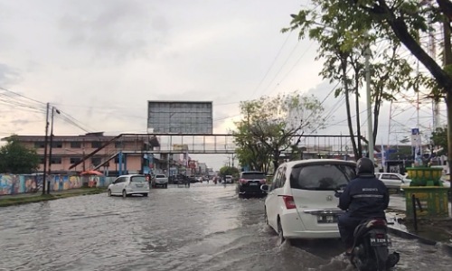 Banjir rob genangi badan jalan Sultan Syarif Kasim Dumai.(foto: bambang/halloriau.com)