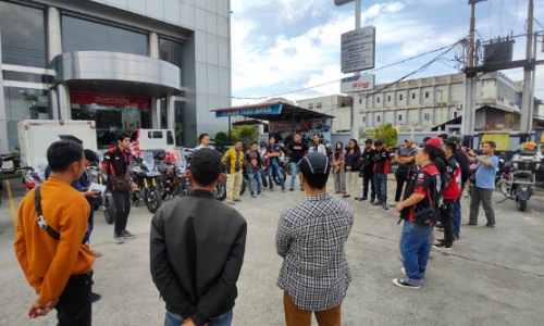 Para bikers pserta Jelajah 2 Alam mengikuti briefing di Capella Honda 88 Arengka.(foto: istimewa)
