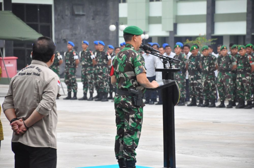 Danrem 031/Wirabima Brigjen TNI Dany Rakca SAP MHan pimpin apel kesiapan pengamanan Pilkada Serentak 2024 (foto/int)