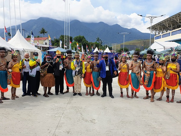 Plt Ketua KONI Riau Raja Marjohan Yusuf (keenam kiri) dan jajaran disambut dalam suasana persaudaraan saat tiba di Papua. Foto Ist