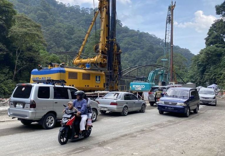 Kondisi Jalan Lembah Anai macet setelh dibuka, karena masih perbaikan.(foto: int)