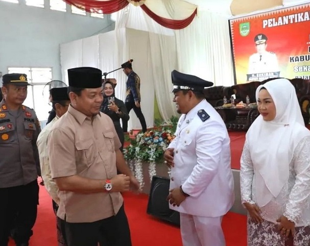 Wakil Ketua DPRD Riau, Syafaruddin Poti, menghadiri acara pelantikan dan pengambilan sumpah jabatan Kades Mahato masa jabatan 2023-2029 di Desa Mahato