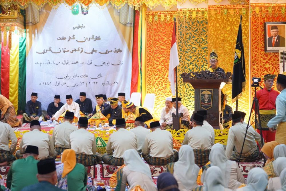 Gubernur Riau, Syamsuar hadiri penabalan gelar adat Kapolda Riau, Irjen Pol M Iqbal di Gedung LAMR.(foto: mcr)