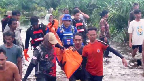 Evakuasi jasad balita 3 tahun yang tewas tenggelam di parit perkebunan sawit di Pelalawan.(foto: tribunpekanbaru.com)