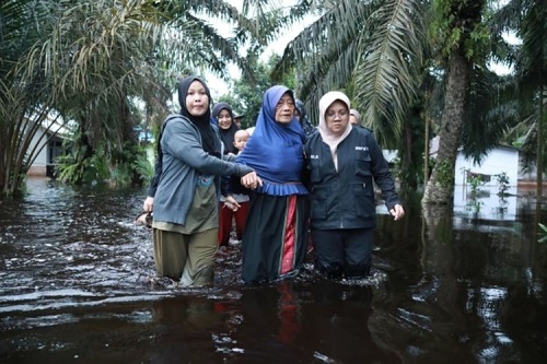 Bupati Siak, Afni evakuasi warga terdampak banjir.(foto: int)