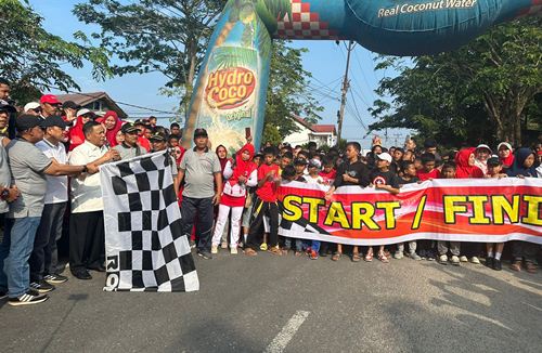 Sekdaprov Riau, SF Hariyanto saat melepas peserta jalan santai HUT ke-79 RI di Desa Pandau Jaya, Kampar.(foto: sri/halloriau.com)