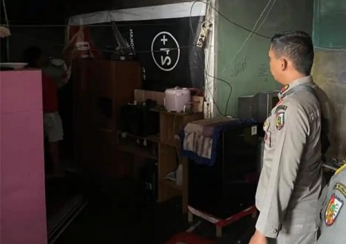 Satpol PP Pekanbaru penghuni kosongkan kios di Pasar Higienis yang dijadikan hunian (foto/int)