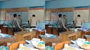 Tiga orang polisi menangkap maling yang tertidur di salah satu ruangan sekolah (foto/int)