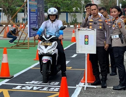 Pelatih saat melakukan uji coba trek di Pekanbaru