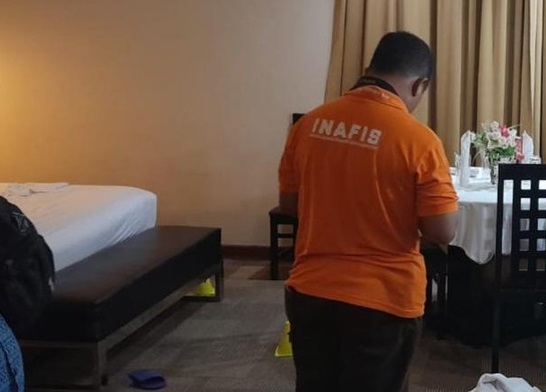 Polisi saat melakukan olah TKP di kamar hotel