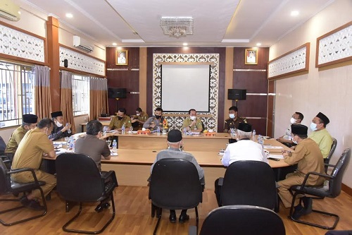Rapat penundaan majelis silaturahmi dengan masyarakat dipimpin oleh Sekretaris Daerah H Bustami. 