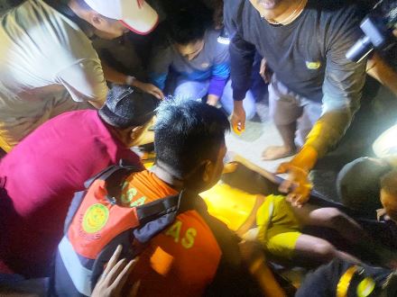 Jasad Rival, remaja tenggelam di Pelabuhan Pasar Baru Sungai Pakning saat dievakuasi.(foto: mcr)