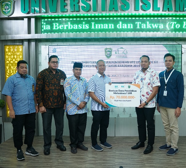 Penyerahan secara simbolis dari BSI kepada UIR di Ruang Sidang Gedung Rektorat UIR, Kamis (16/05/2024). 