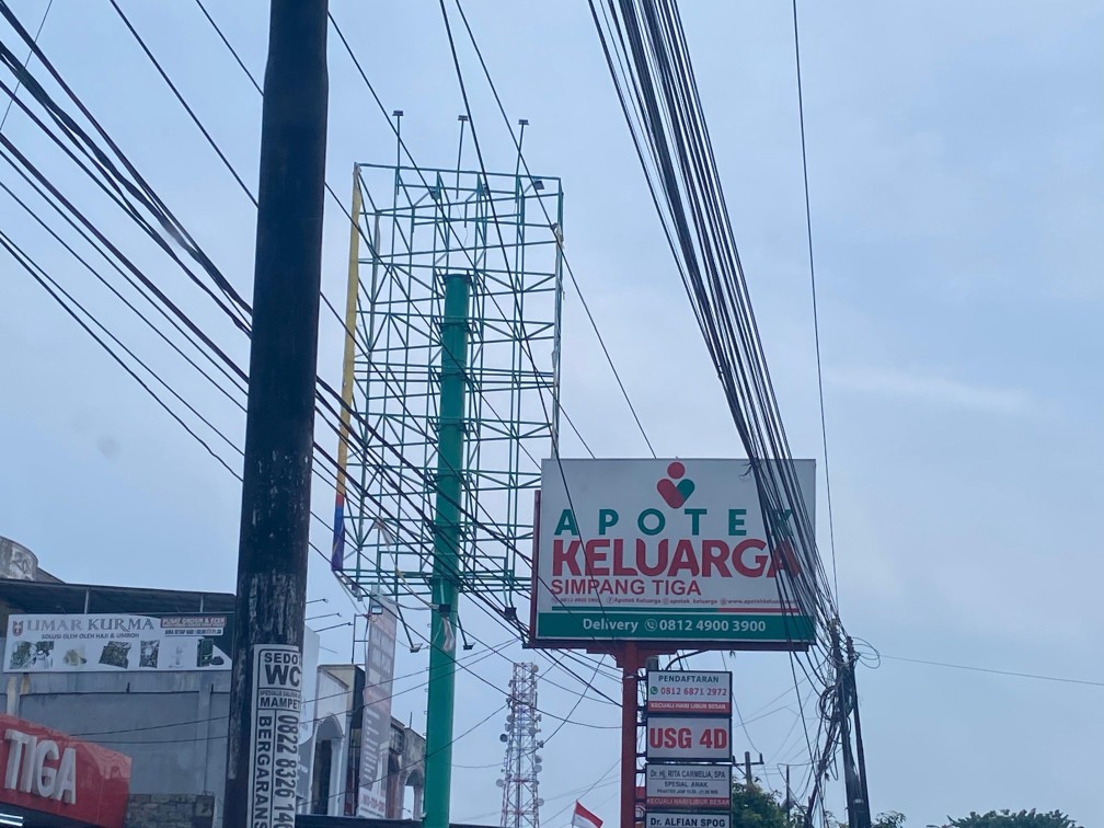 Masih ada yang nekat pasang tiang baru di tengah Pemko Pekanbaru gencar potong reklame ilegal (foto/int)