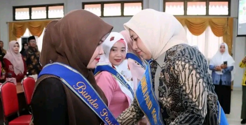 Bupati Rezita mengukuhkan Bunda PAUD se-Kecamatan di Kabupaten Inhu (foto/andri)