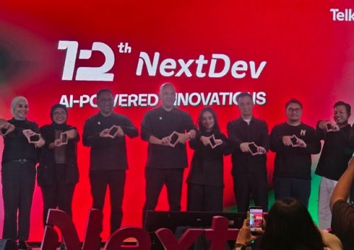 Jajaran Telkomsel berfoto bersama dalam acara pembukaan program NextDev ke-12 yang mengusung tema AI-Powered Innovations di Jakarta, Kamis (8/10/2026)