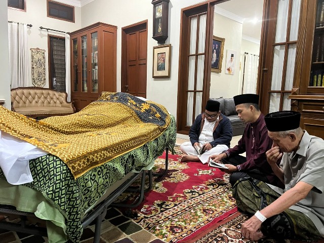 UAS tahlilan saat takziah di rumah duka KH Ali Yafie (foto/ist)