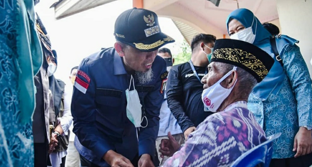 Walikota Dumai H. Paisal meninjau kegiatan vaksinasi masal bagi lansia di  Kecamatan Dumai Kota, Kota Dumai baru-baru ini.
