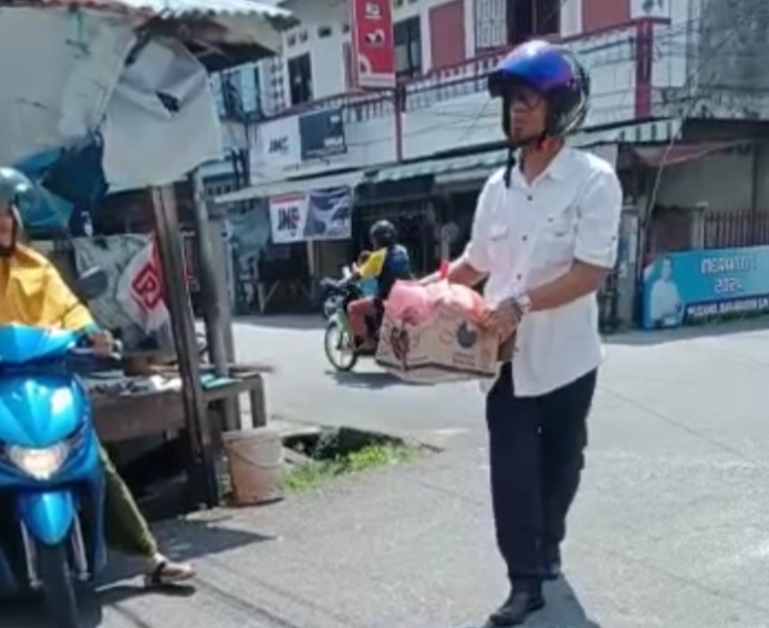 Tangkap layar Kepala Dinas PerkimtanLH Kepulauan membuang sampah yang dibuang sembarangan oleh warga