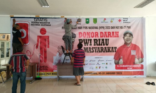 Panitia Baksos Donor Darah PWI Riau mulai berbenah jelang kegiatan besok pagi di Kantor PWI Riau.(foto: istimewa)