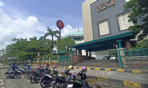 Parkiran di depan drop off Mal SKA Pekanbaru, Jalan Tuanku Tambusai sepi di momen Hari Raya Iduladha.(foto: rahmat/halloriau.com)