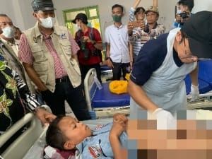 Seorang anak di Lipat Kain ikut sunat massal gratis yang diadakan tim dokter RS Unri (foto/ist)