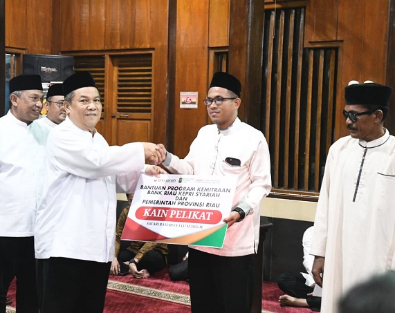 Pelaksana Tugas (Plt) Gubernur Riau SF Hariyanto serahkan bantuan CSR BRK Syariah.