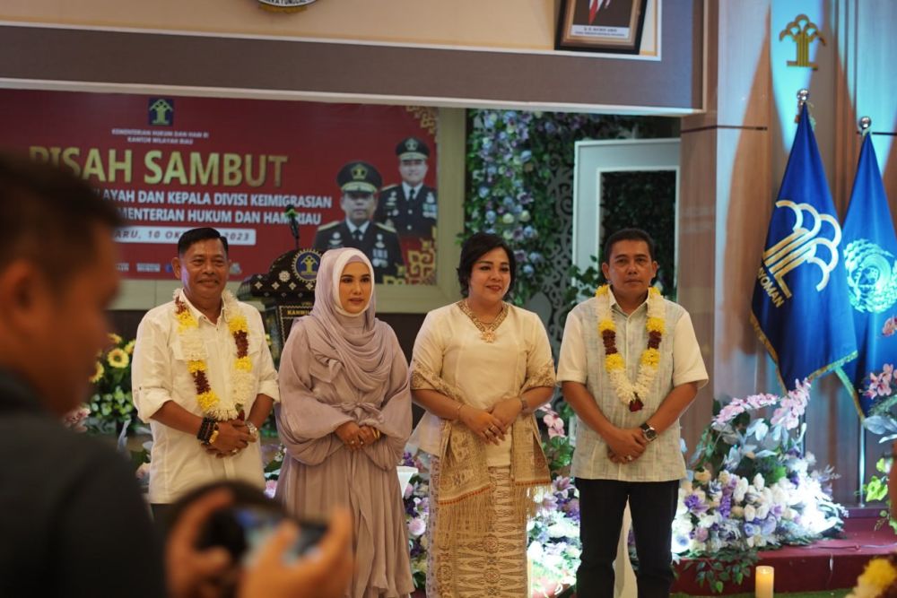 Kakanwil Kemenkumham Riau, Budi Argap Situngkir saat sertijab dengan M Jahari Sitepu.(foto: mcr)