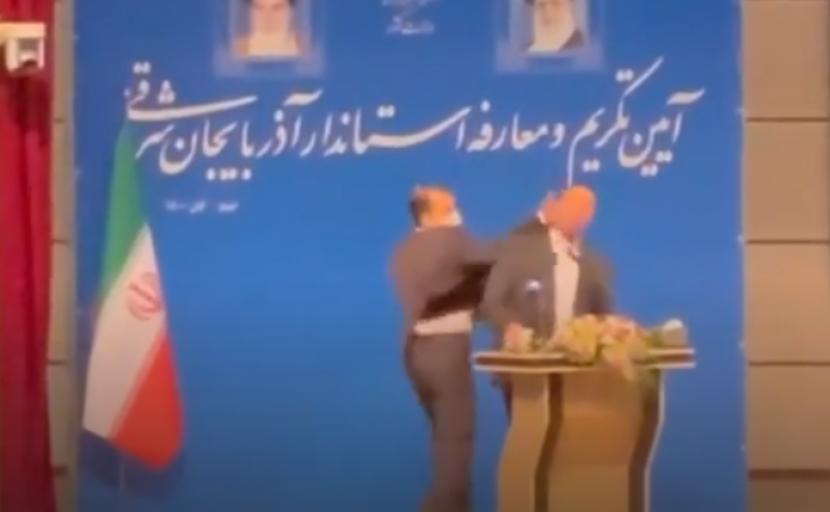 Tangkapan layar video Gubernur Iran Abedin Khorram ditampar saat pidato.

