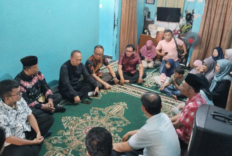 Komisi I DPRD Pekanbaru kunjungi rumah duka korban kecelakaan maut di Hang Tuah (foto/Mimi)