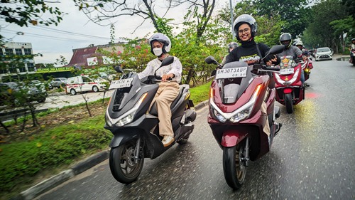 Bikers di Pekanbaru jajal New Honda PCX160.(foto: istimewa)