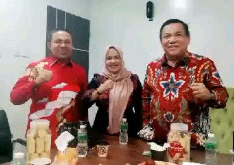 Kader Golkar, Ida Yulita (tengah) yakin SF Hariyanto sosok yang tepat memimpin Golkar Riau (foto/ist)