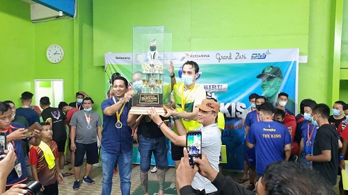 Plt Kadiskopar Kota Dumai Reza Pahlevi menyerahkan piala bergilir Walikota Dumai kepada PB 234 SC.