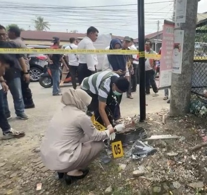 Polisi dan forensik saat olah TKP di lokasi.