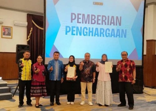 Perwakilan RS Awal Bros Pekanbaru berfoto bersama usai menerima Tanda Penghargaan dari Kementerian Kesehatan Republik Indonesia sebagai salah satu fasilitas pelayanan kesehatan swasta dengan hasil layanan imunisasi program terbanyak di Indonesia Tahun 2025. 