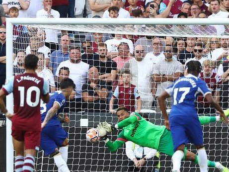 Penalti Enzo Fernandez ditepis Alphonse Areola.