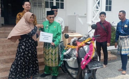 BPR Rohil serahkan hadiah utama Simaris, Wartini raih sepeeda motor Scoopy (foto/afrizal)