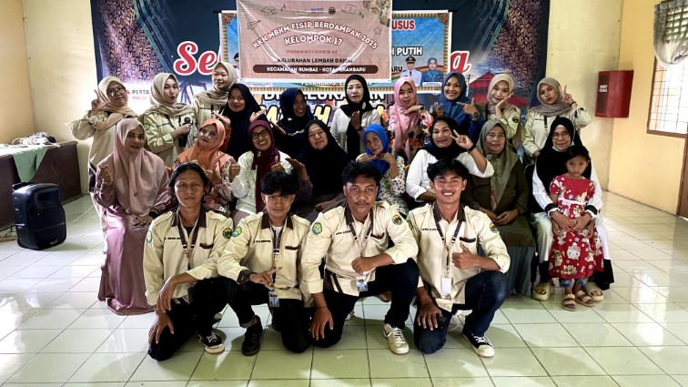 Mahasiswa KKN Unri gelar workshop ubah minyak jelantah jadi lilin aromaterapi di Lembah Damai (foto/ist)