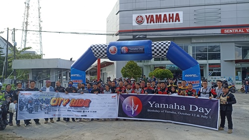 Para bikers peserta city ride HUT ke-67 Yamaha