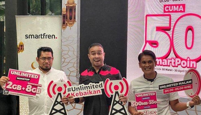 Foto (ki-ka) Agus Rohmat, VP of Network Operations Smartfren; Iqbal Asseweth, VP of Integrated Marketing Communications Smartfren; dan Ari Abdya, Head of Mass Product Development Smartfren dalam acara Ramadan WOW with Smartfren #UnlimitedKebaikan di Jakarta, Kamis (31/3/2022).  