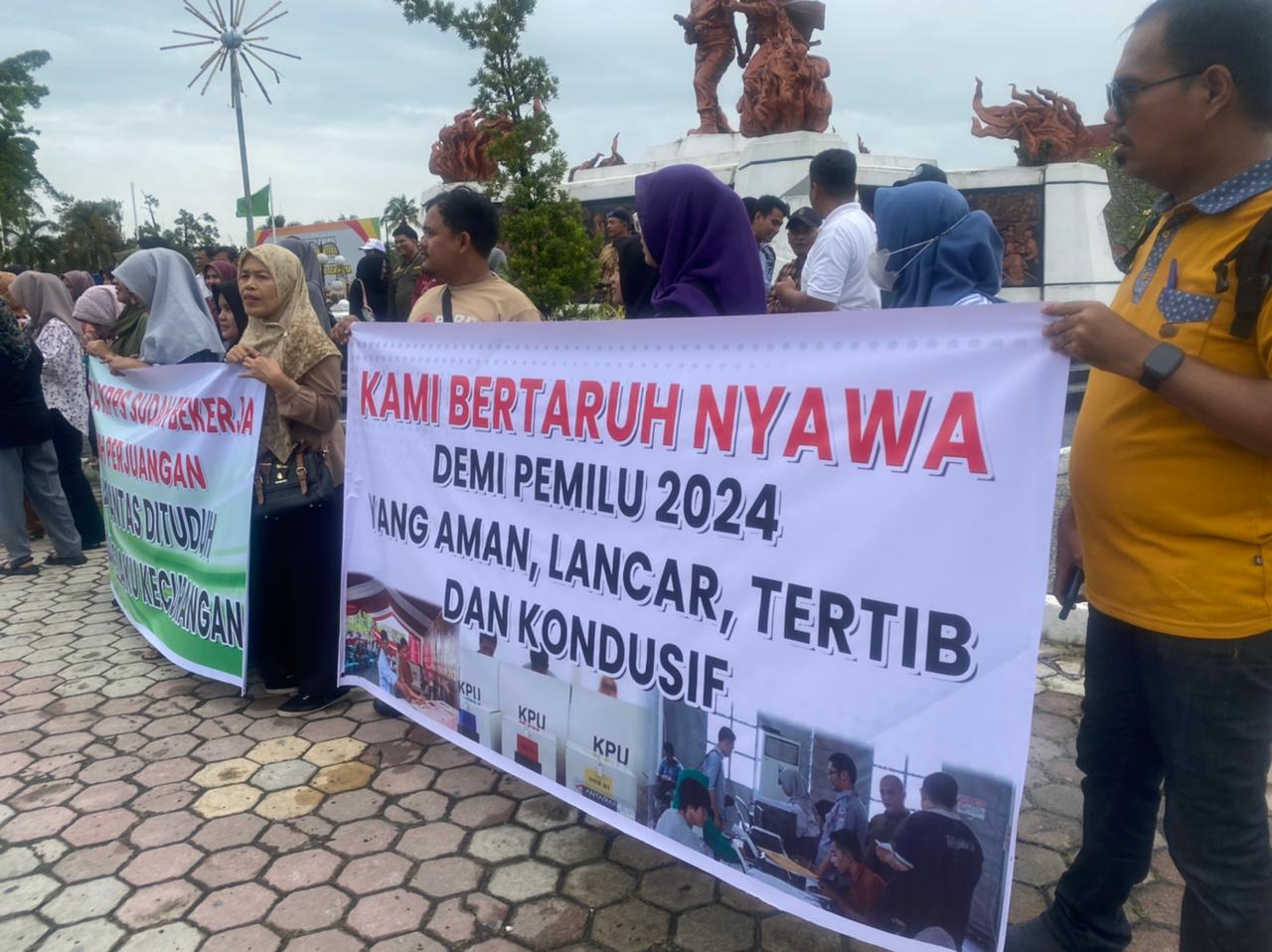 Aksi damai para petugas penyelenggara Pemilu menolak tuduhan Pemilu curang, Senin (4/3/2024) (foto:rinai/halloriau)