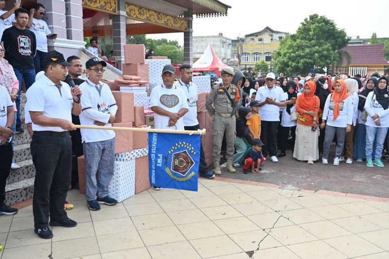 Ratusan peserta ikut jalan sehat yang digelar PWI Kuantan Singingi di Lapangan Limuno (foto/ist)